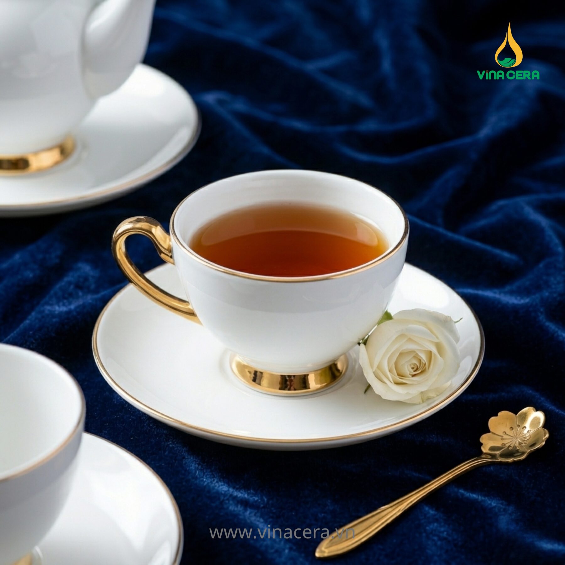 bo-am-tra-hoang-cung-ma-vang-gom-su-bat-trang-vinacera-am-chen-cao-cap (4) Chi tiết hoa văn mạ vàng trên bộ ấm chén Bát Tràng Vinacera